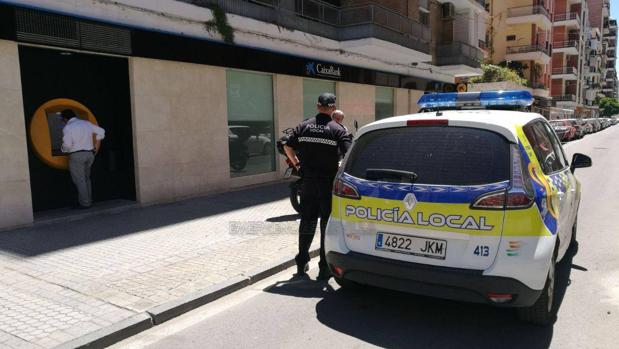 La Policía Local ha detenido a un hombre que intentaba robar a una vecina de Los Remedios