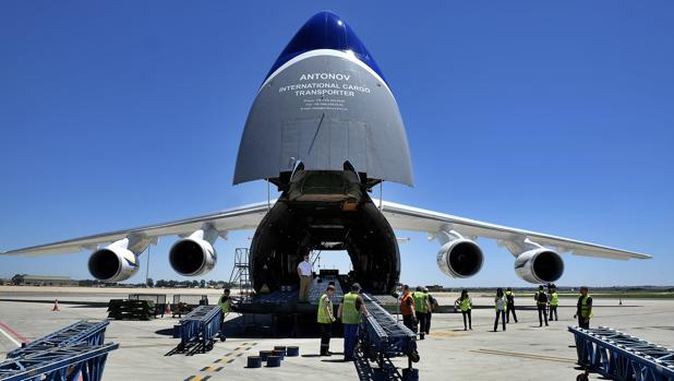 El avión Antonov de mercancías en el aeropuerto