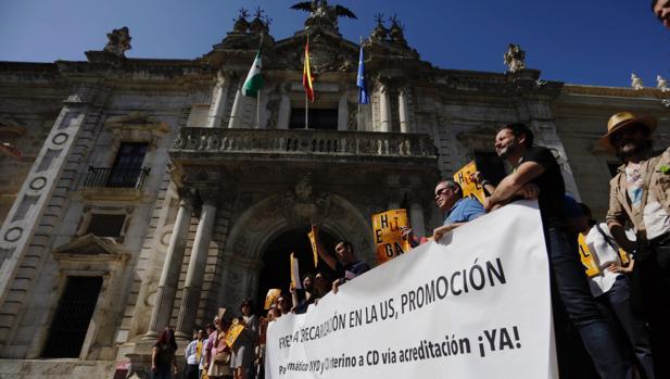 Protesta de los profesores interinos afectados por las trabas a su acreditación