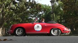 Uno de los coches de competición por el Parque de María Luísa