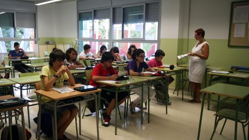 Una profesora en una clase de un instituto de Secundaria