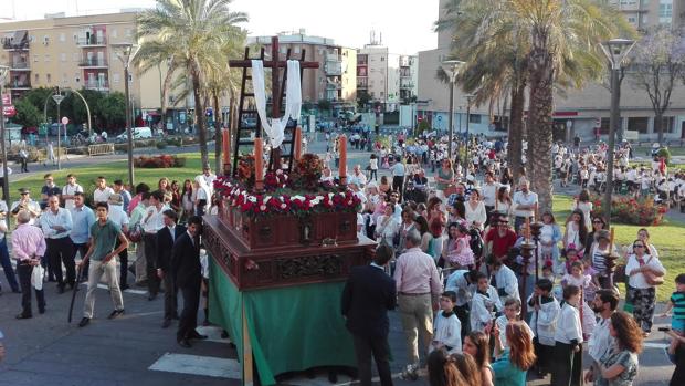 El Virgen del Rocío rectifica y permitirá el acceso de la cruz de mayo de las Irlandesas al hospital Infantil