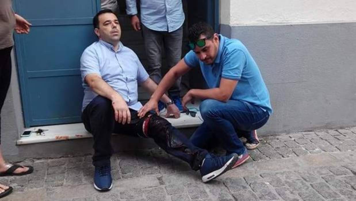 Un vecino le improvisa un torniquete en plena calle