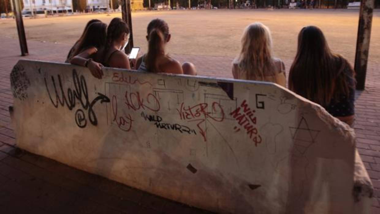 Un grupo de jóvenes en una plaza de Sevilla