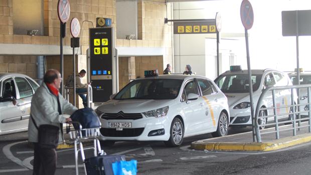 Un grupo de taxistas sevillanos cobrarán la voluntad este próximo día de San Fernando en apoyo al sector