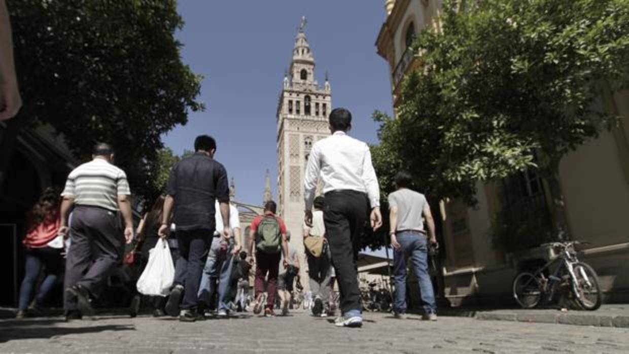 La calle Mateos Gago, peatonal los domingos y festivos