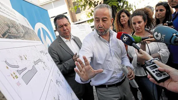 El alcalde de Sevilla, Juan Espadas, informó ayer sobre las inversiones de Emasesa en Los Remedios