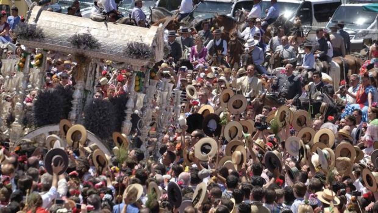 Presentación de la Hermandad de Triana ante la Virgen del Rocío