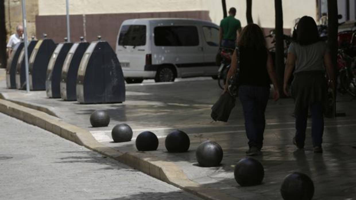 Los bolardos del Casco Histórico cambian de tamaño, altura y color, incumpliendo la normativa