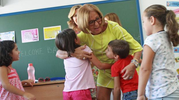 La consejera de Educación, Adelaida de la Calle, durante la visita a un colegio