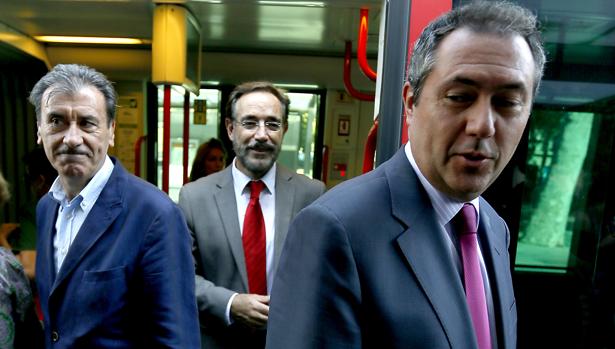 El alcalde de Sevilla, Juan Espadas, junto al consejero Felipe López, en un recorrido en el tranvía
