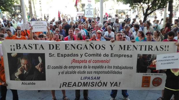 Pancartas exhibidas por los manifestantes a las puertas del Ayuntamiento de Sevilla