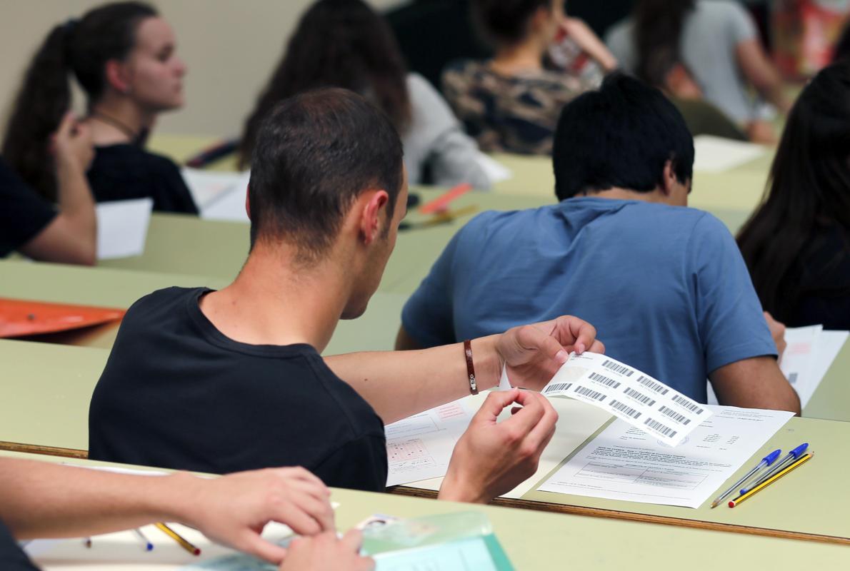 Un alumno a punto de iniciar un examen de Selectividad