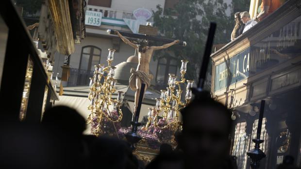 El Santo Ángel regala una procesión histórica del Cristo de los Desamparados