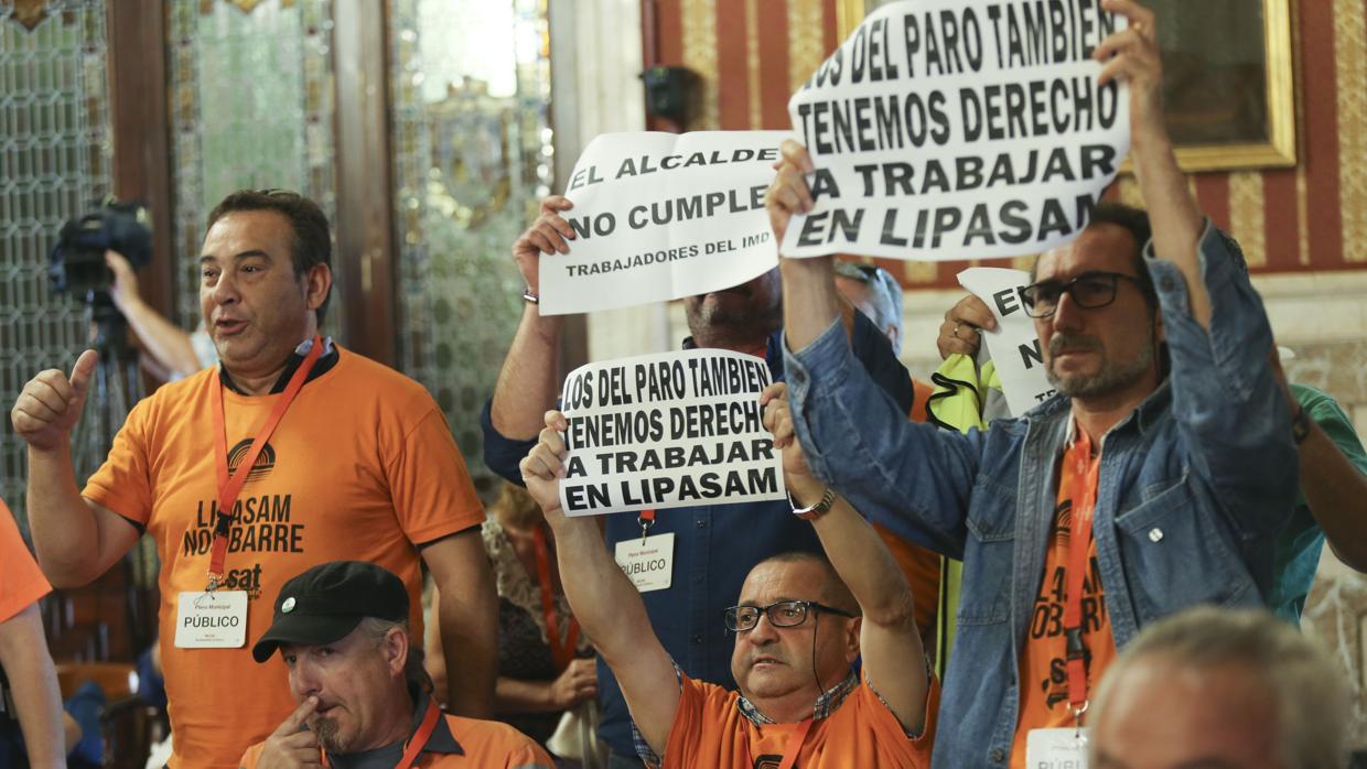 Los participantes en la protesta, dentro del Ayuntamiento