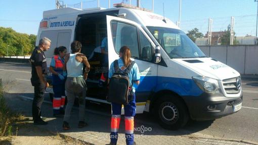 Una ambulancia devuelve al hospital al hombre que resultó electrocutado