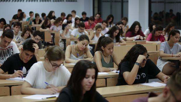 Alumnos en la Facultad de Derecho durante las pruebas de Selectividad