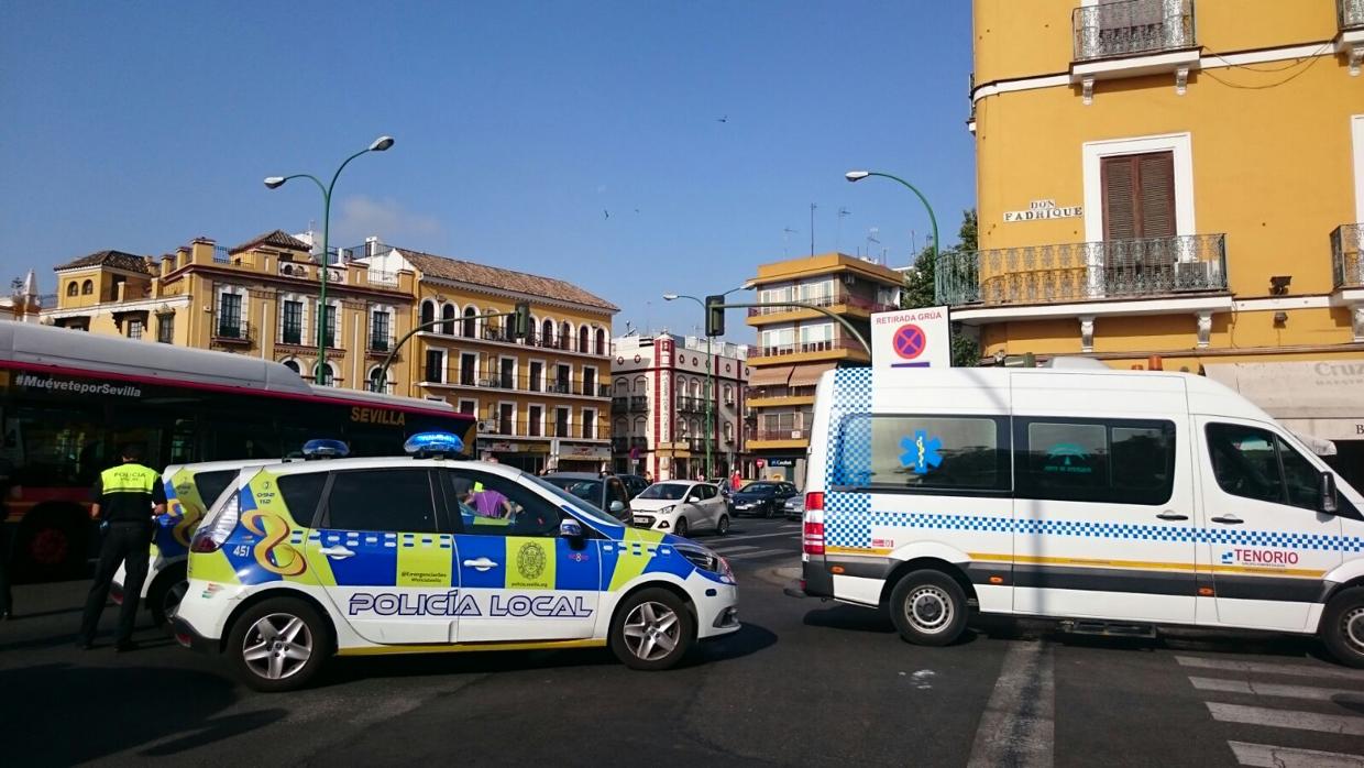 El lugar del accidente entre una moto y un turismo frente al Arco de la Macarena