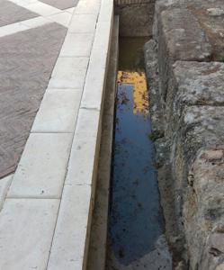 Aguas fecales rebosando este martes en el Patio de la Montería