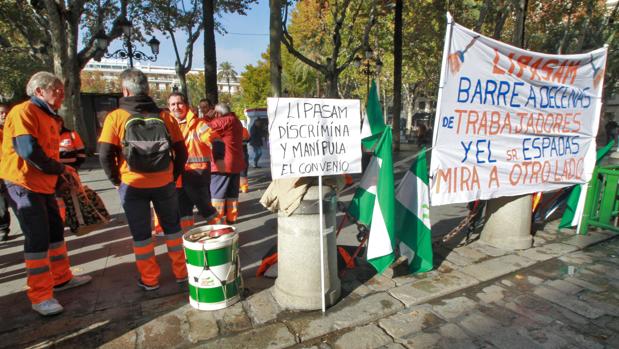 Protesta de los exeventuales de Lipasam frenta al Ayuntamiento de Sevilla