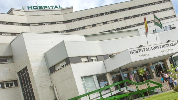 Vista del Hospital Virgen Macarena, donde se encuentra hospitalizado el bebé