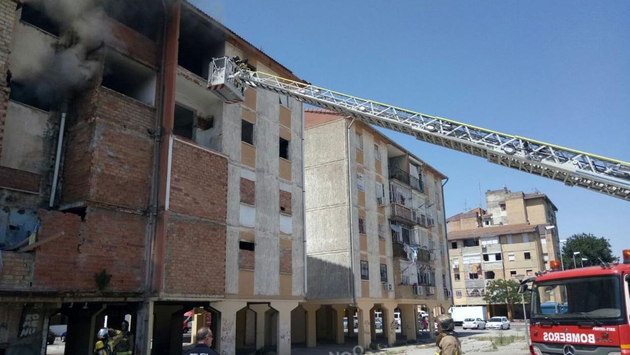 Los bomberos actuando en el edificio incendiado en la calle Viridiana