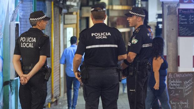 Tres agentes de la Policía Local de Sevilla