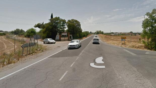 La colisión entre el ciclista y el todoterreno ha tenido lugar en la carretera que va de Alcalá del Río a La Algaba