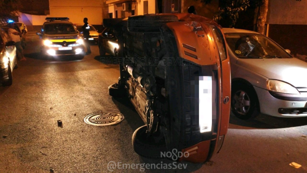 El vehículo volcó causando daños en otros dos coches en la calle Pruna de Sevilla capital