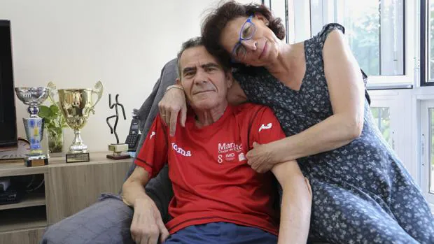 Manuel Ortiz, enfermo de ELA, con su mujer, Pilar Raposo