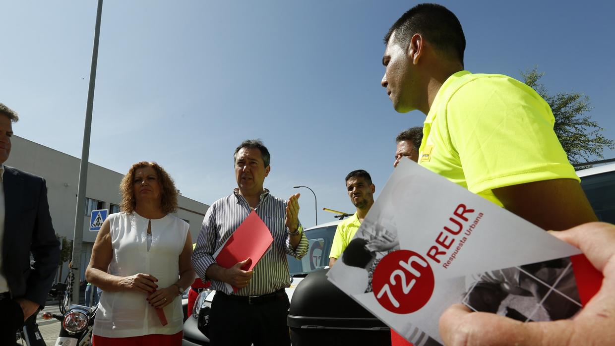 El alcalde de Sevilla, Juan Espadas, junto a la delegada de Educación, Adela Castaño