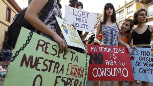 Jóvenes muestran carteles reivindicativos