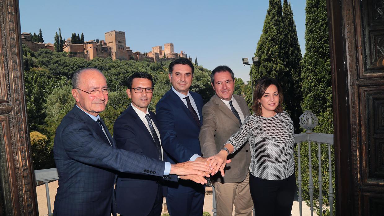 Espadas, en Granada, con los alcaldes del eje de ciudadaes andaluzas