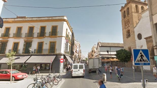 Herido un hombre por arma blanca en la calle Feria de Sevilla en un intento de robo con agresión