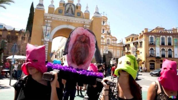 Abren juicio contra las acusadas por la procesión de la vagina de plástico en Sevilla