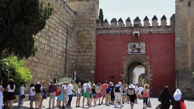 Acceso actual al Alcázar por la Puerta del León