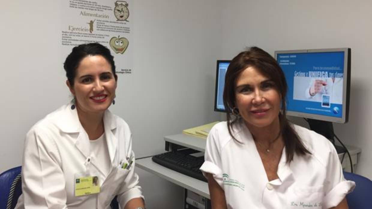 Las doctoras María Aguilar ( a la izquierda) y Carmen Menéndez de León