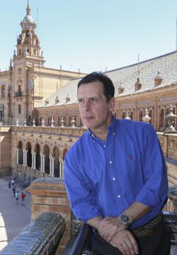 León Lasa, en la Plaza de España