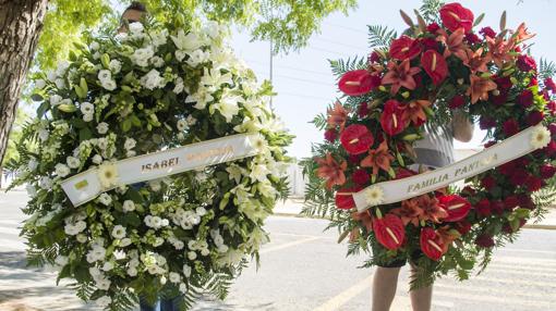 Operarios transportan dos coronas de flores enviadas por Isabel Pantoja