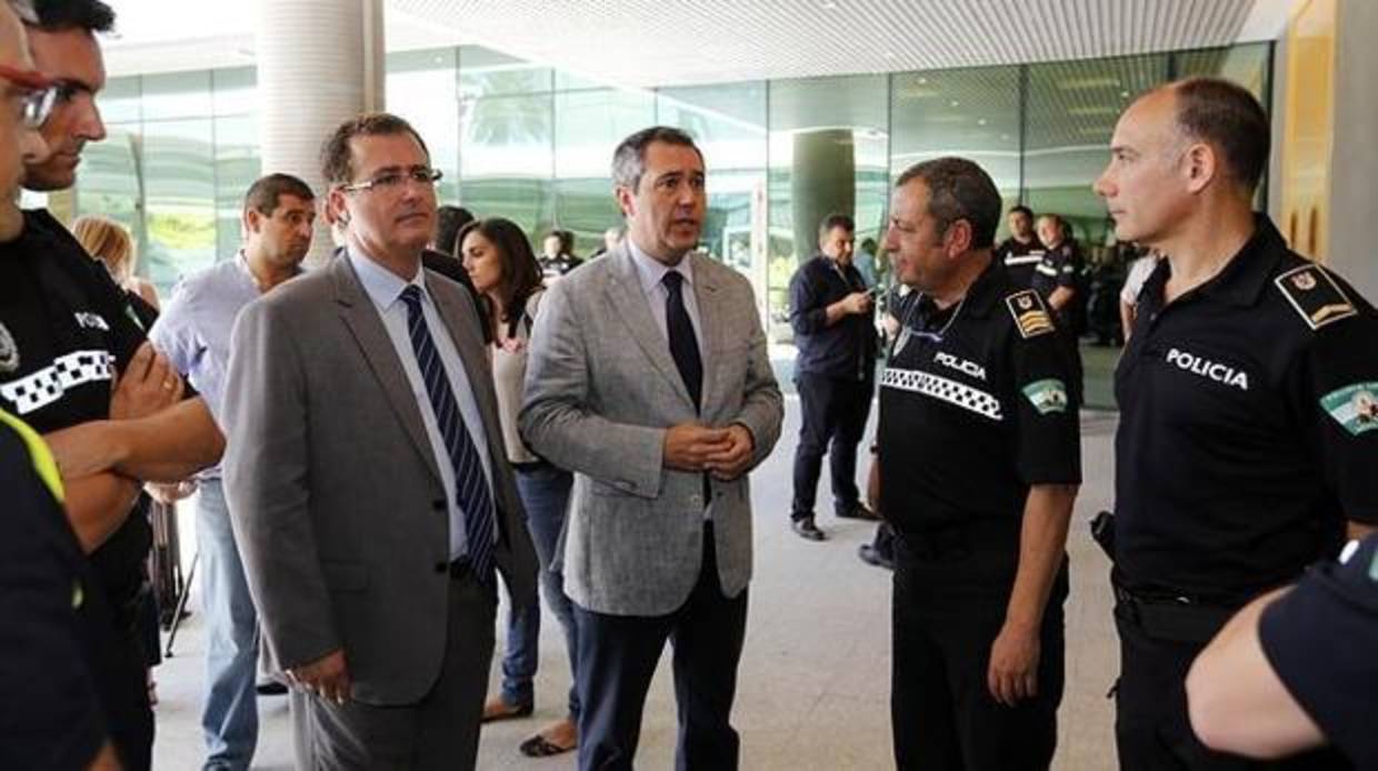 Juan Espadas en una imagen de archivo junto a mandos policiales y su delegado de Seguridad