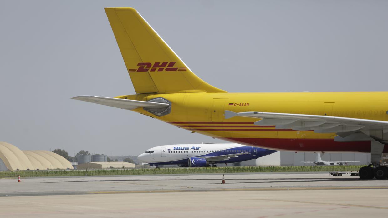 Dos aviones en el aeropuerto de Sevilla