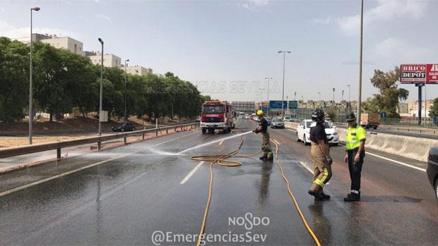 La carga del camión de tomates esparcida por la calzada