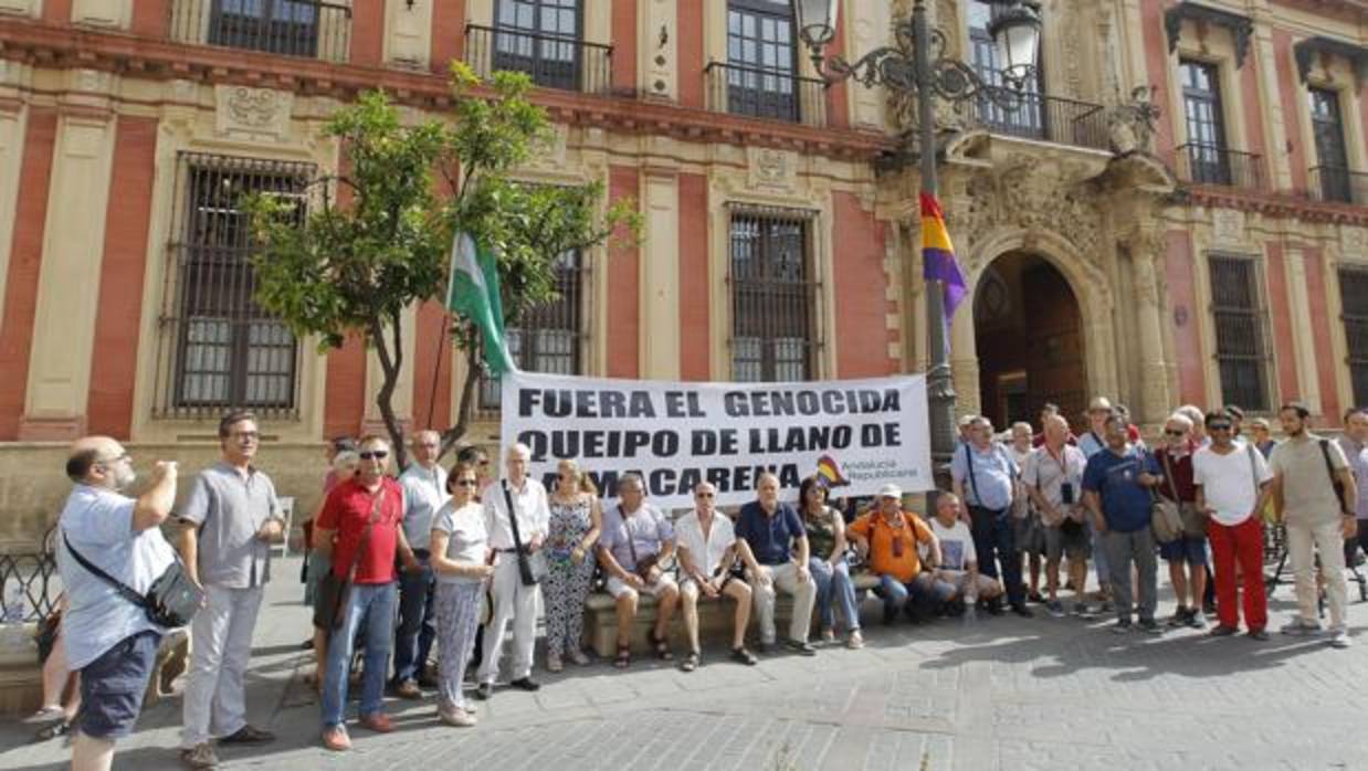 Miembros de la coordinadora que reclama la exhumación del general franquista