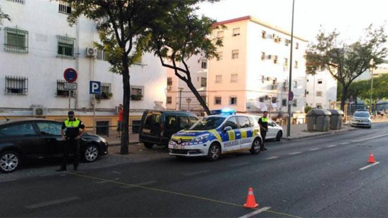 El atropello del anciano se produjo en la calle Doctor Leal Castaños, en el barrio de la Macarena