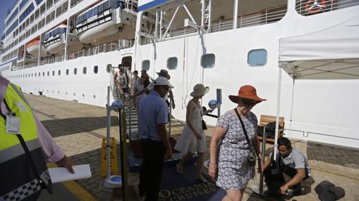 Turistas bajan en el puerto de Sevilla