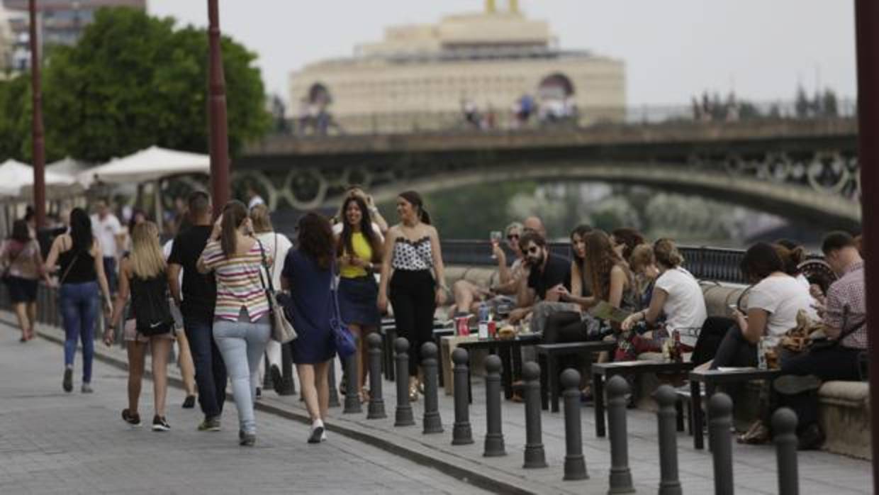 Actividades lúdicas en una calle Betis sin tráfico