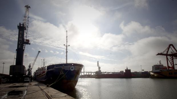 Varios barcos atracados en el Puerto de Sevilla