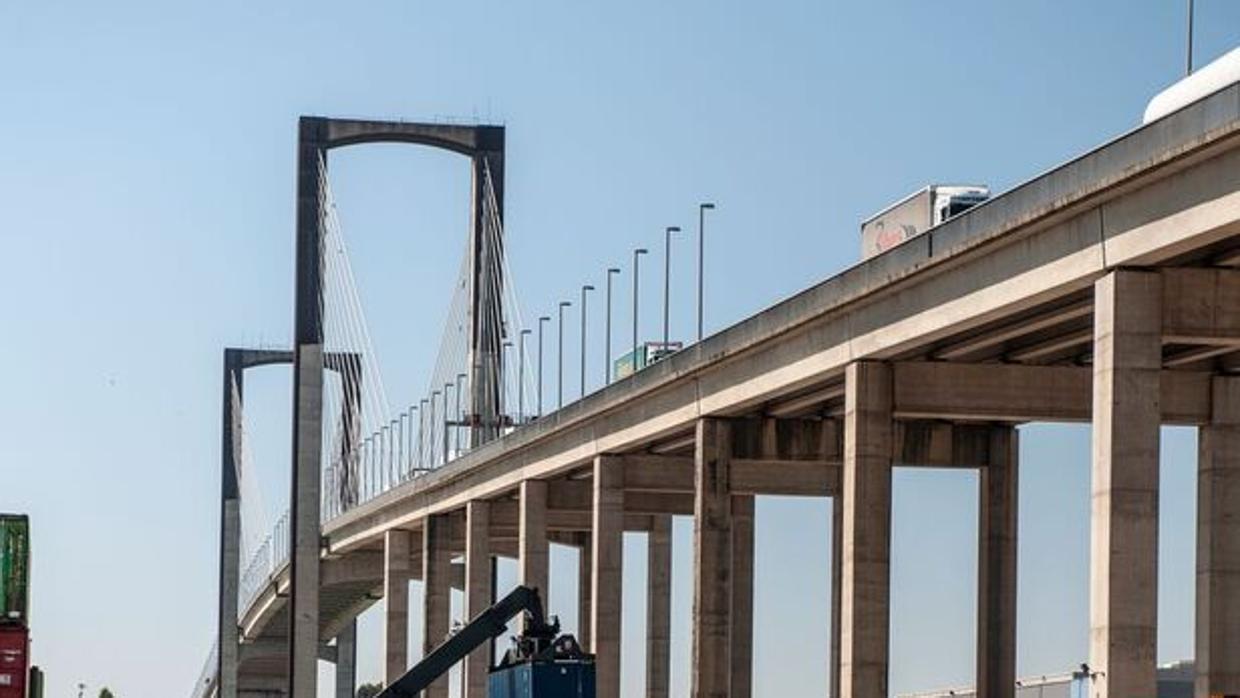 El tren en el entorno de Batán en el Puerto de Sevilla