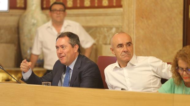 El alcalde de Sevilla, Juan Espadas, durante el Pleno celebrado este viernes en Sevilla