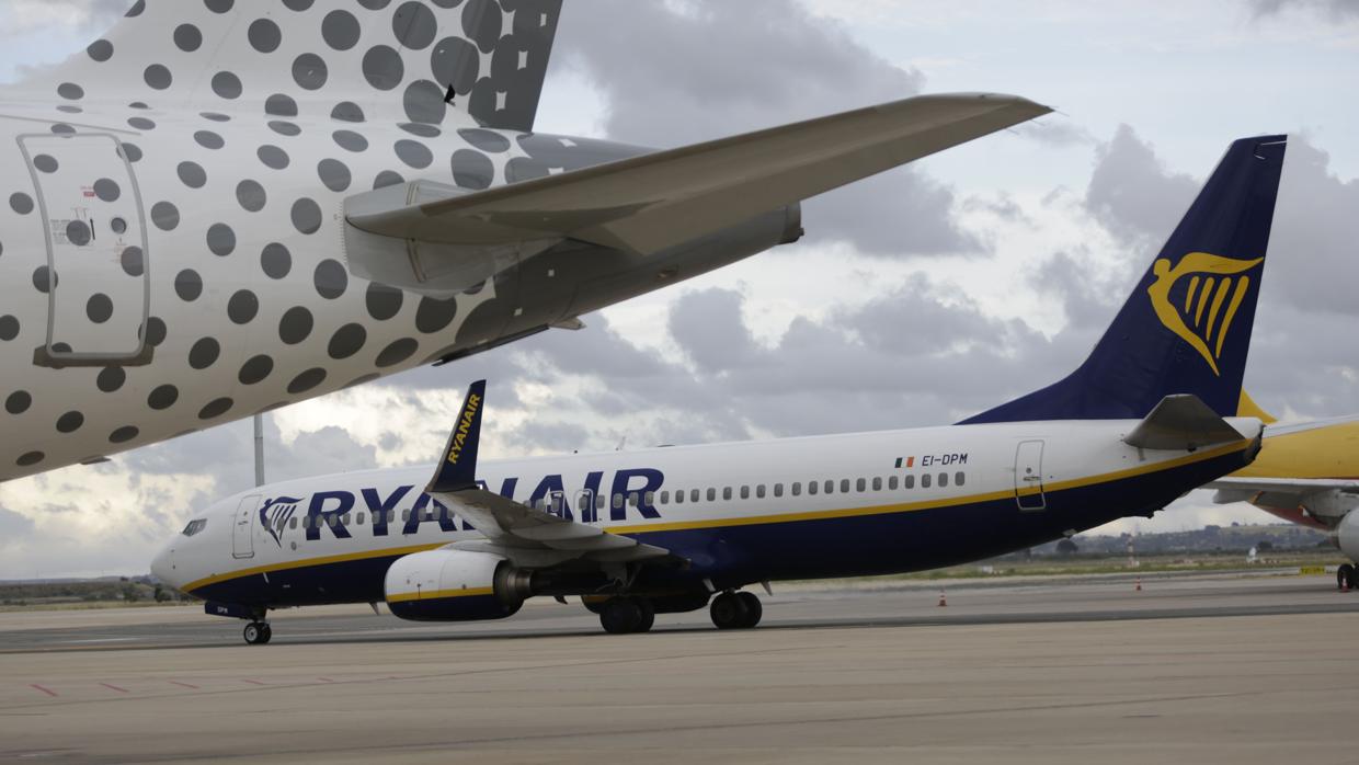 Dos aviones de la aerolínea Ryanair en el aeropuerto de San Pablo